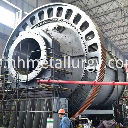 Semi-autogenous grinding mill